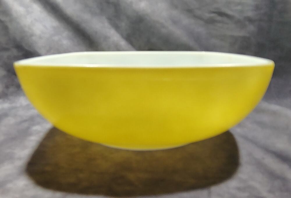 VTG Pyrex Yellow Square Hostess Bowl 1 1/2 quart 515-B